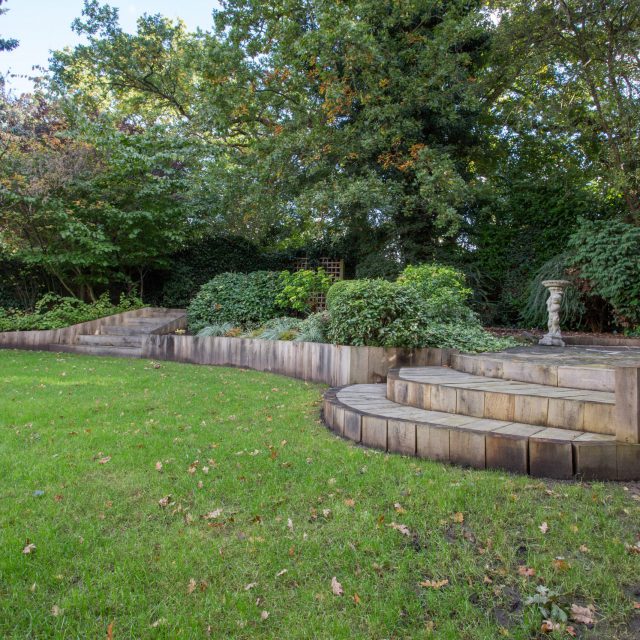 R & J Landscapes (London)